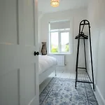 Modern Spacious House On The Wild Atlantic Way 펜션 *